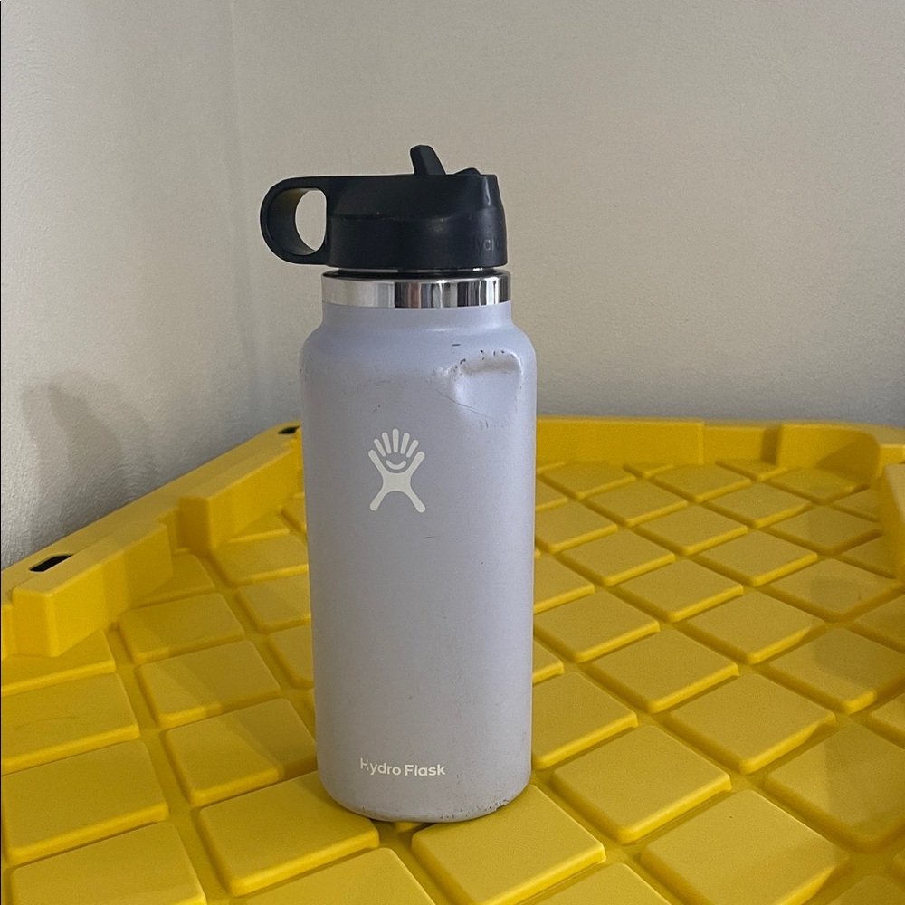 Hydro Flask Light Gray Bottle with Black Lid